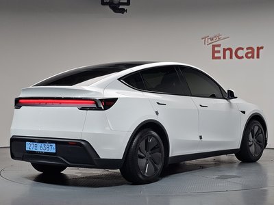 TESLA MODEL Y - 3