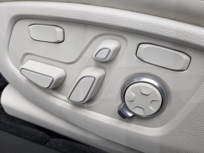 2020 Genesis G90 thumbnail 34