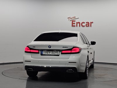 2021 BMW 5 SERIES — фото 4