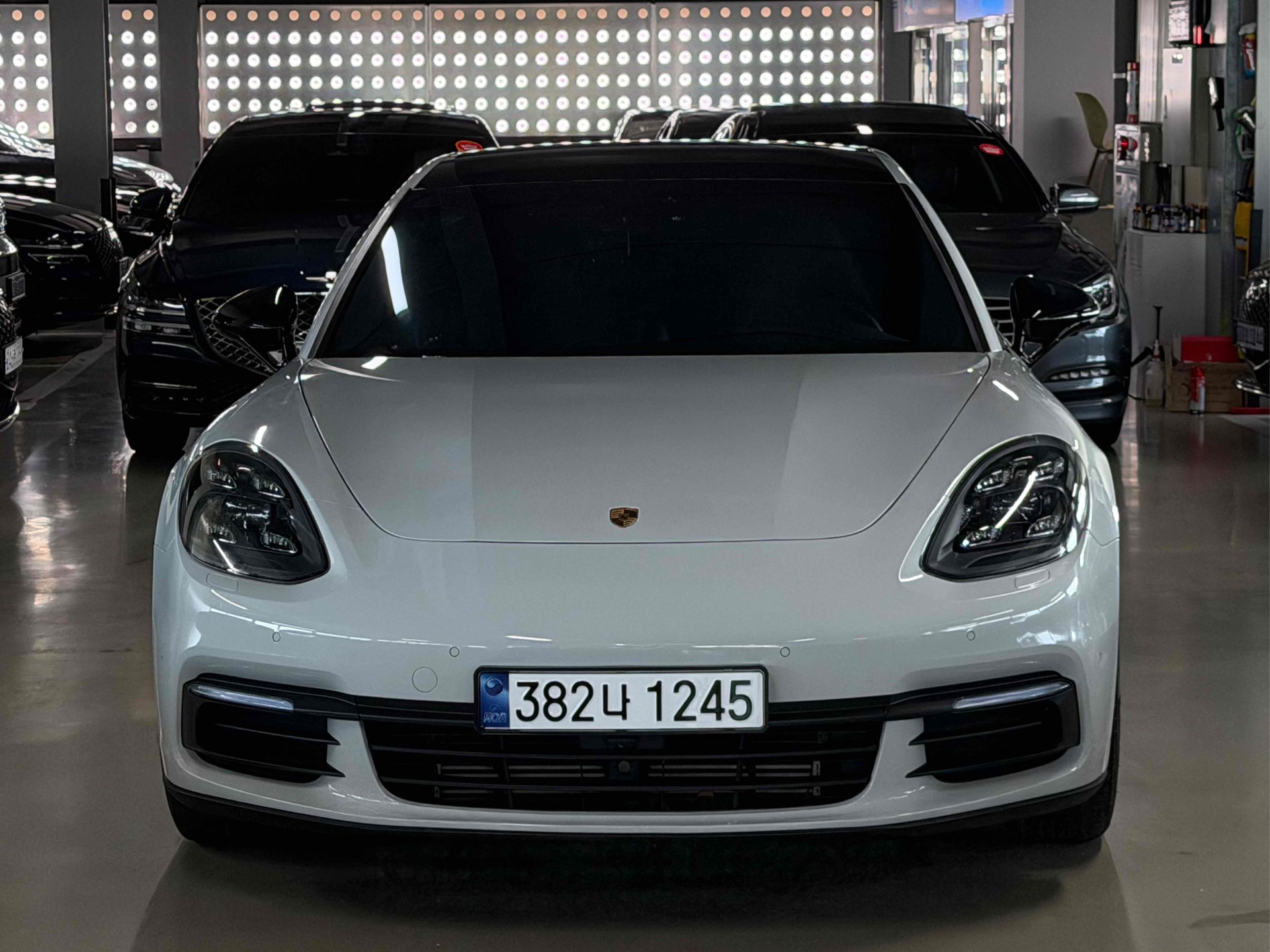 PORSCHE PANAMERA - View 1