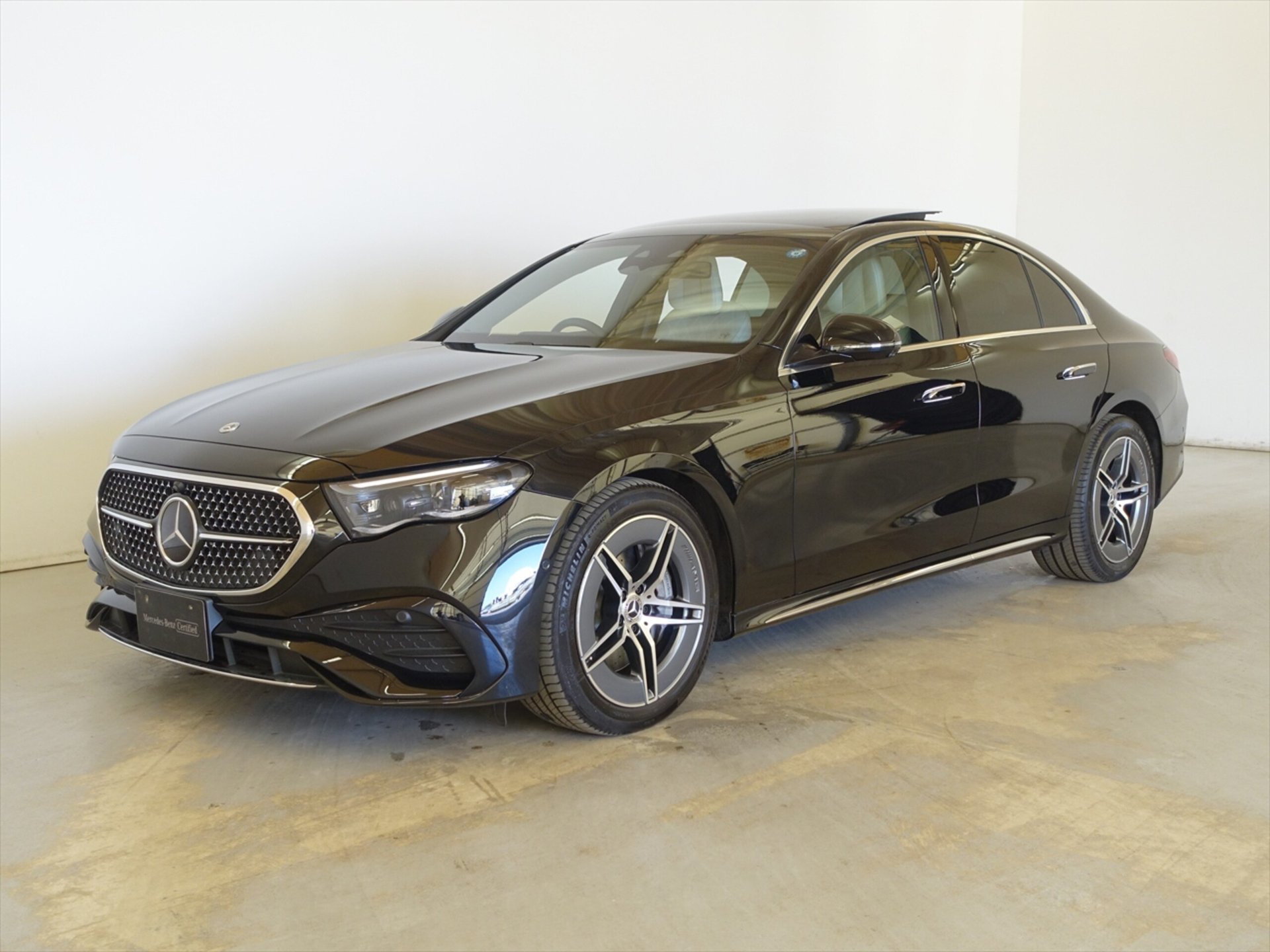 MERCEDES-BENZ E-CLASS - View 1