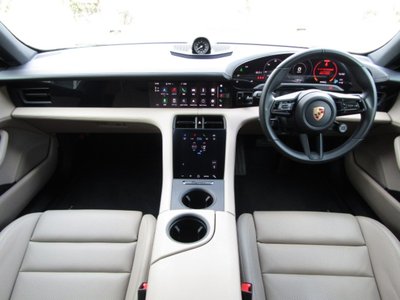 صورة 14 لـ 2024 Porsche TAYCAN