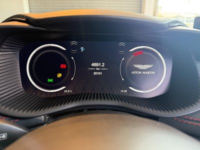 ASTON MARTIN DBX - 8