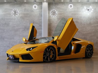 LAMBORGHINI AVENTADOR - 1
