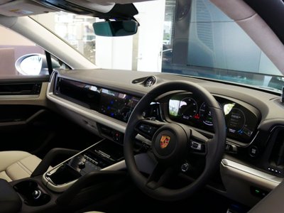 2025 Porsche CAYENNE photo 6
