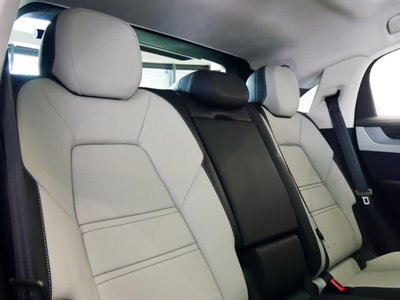 2025 Porsche CAYENNE photo 9