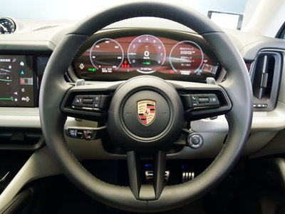 2025 Porsche CAYENNE photo 8