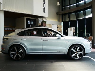 2025 Porsche CAYENNE photo 4