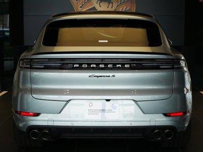 2025 Porsche CAYENNE photo 3