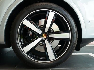 2025 Porsche CAYENNE photo 5