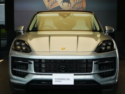 2025 Porsche CAYENNE photo 2