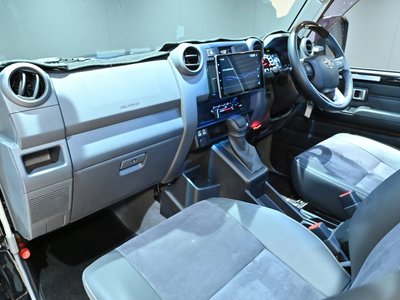 TOYOTA LAND CRUISER 70 - 9