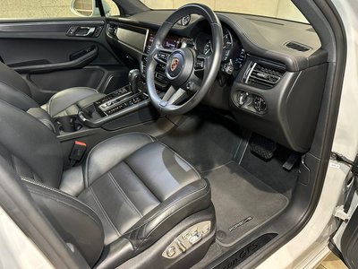 PORSCHE MACAN - 4