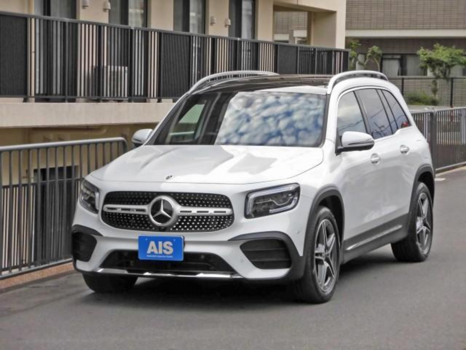 MERCEDES-BENZ GLB - View 1