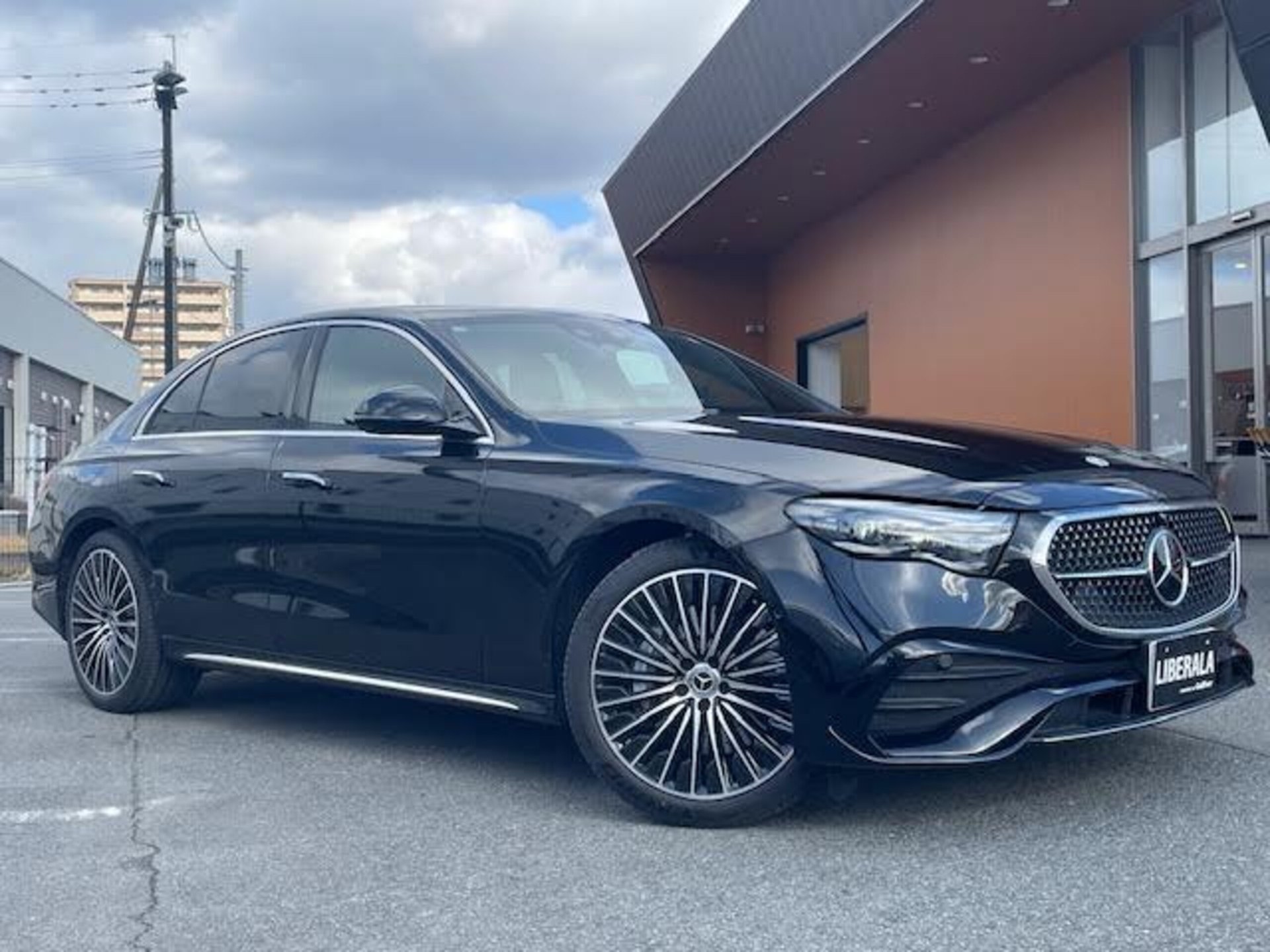 MERCEDES-BENZ E-CLASS - View 1