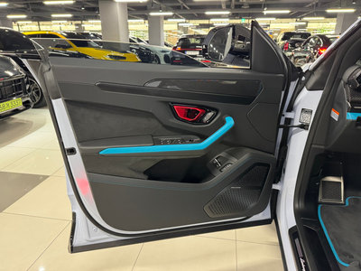 LAMBORGHINI URUS - 7
