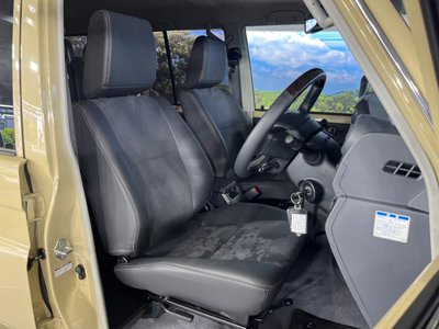 TOYOTA LAND CRUISER 70 - 6