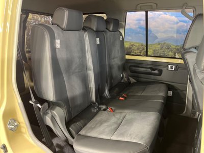TOYOTA LAND CRUISER 70 - 7