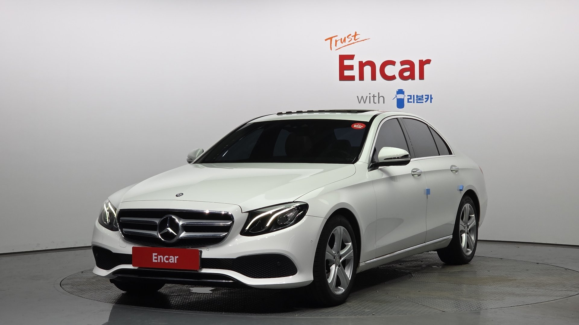 MERCEDES-BENZ E-CLASS - View 1