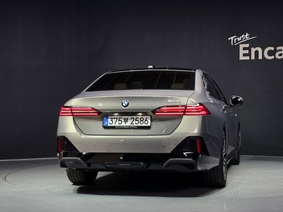 2025 BMW 5 SERIES photo 4