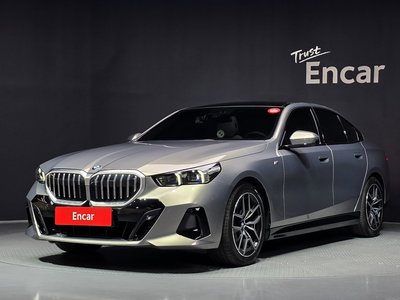2025 BMW 5 SERIES photo 1