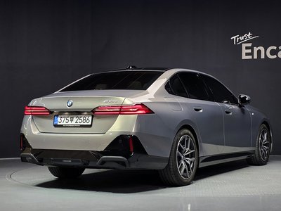 2025 BMW 5 SERIES photo 3