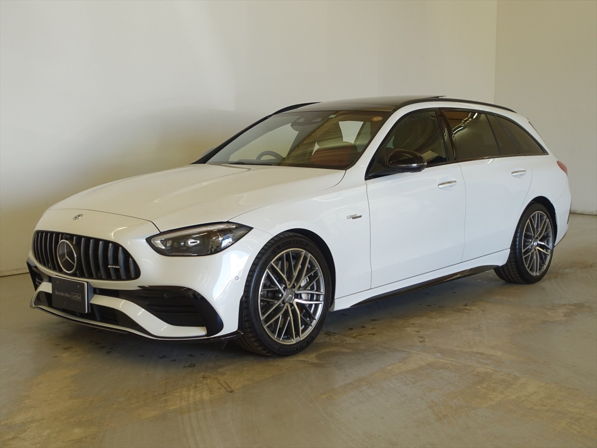 MERCEDES-BENZ C-CLASS WAGON AMG - View 1