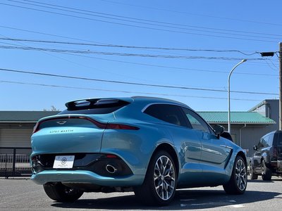 ASTON MARTIN DBX - 3