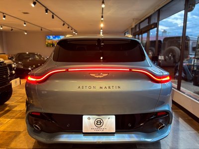 ASTON MARTIN DBX - 10