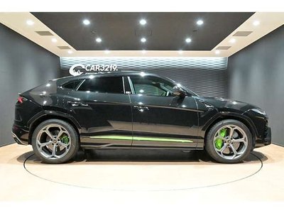 LAMBORGHINI URUS - 10