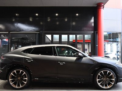 LAMBORGHINI URUS - 5