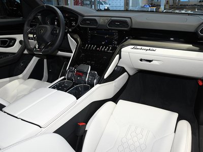 LAMBORGHINI URUS - 3