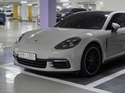 PORSCHE PANAMERA - 4