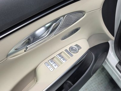 صورة 10 لـ 2022 Genesis GV70