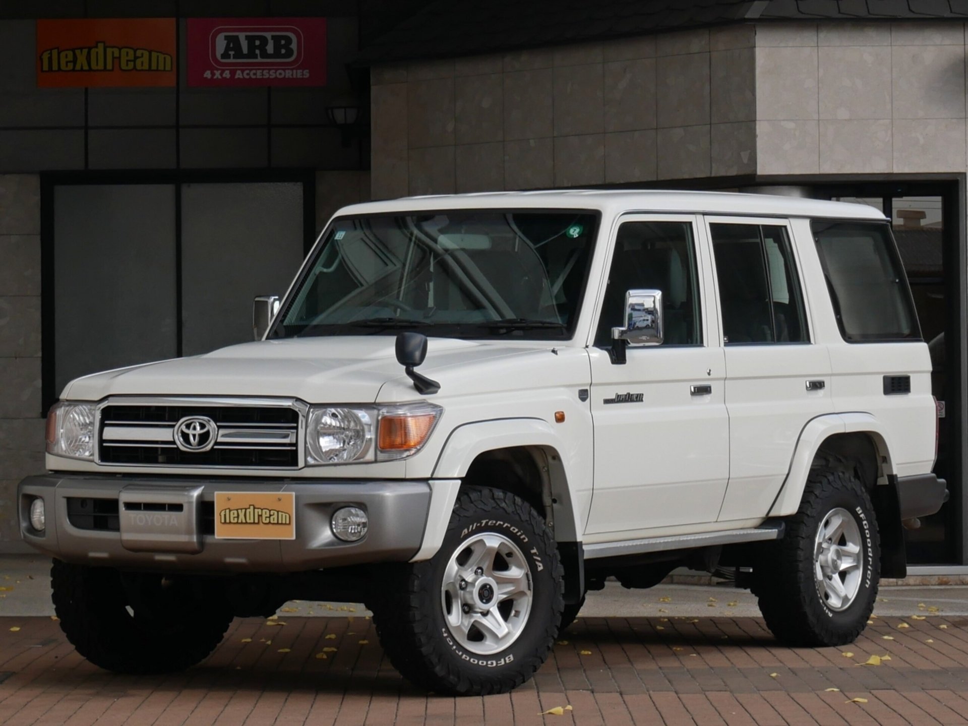 TOYOTA LAND CRUISER 70 - View 1