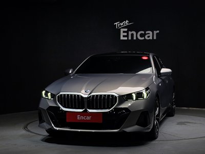 2025 BMW 5 SERIES 照片 2