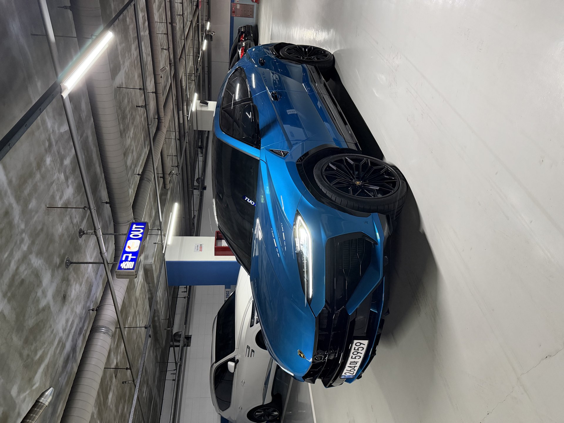 LAMBORGHINI URUS - View 1