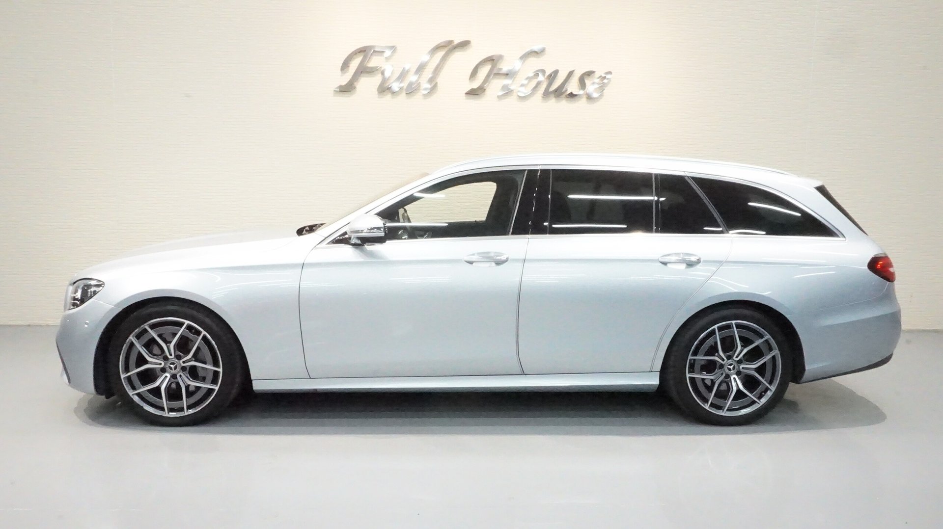 MERCEDES-BENZ E-CLASS WAGON - View 1