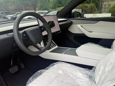 TESLA MODEL Y - 7