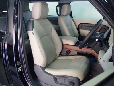 LAND ROVER DEFENDER - 7