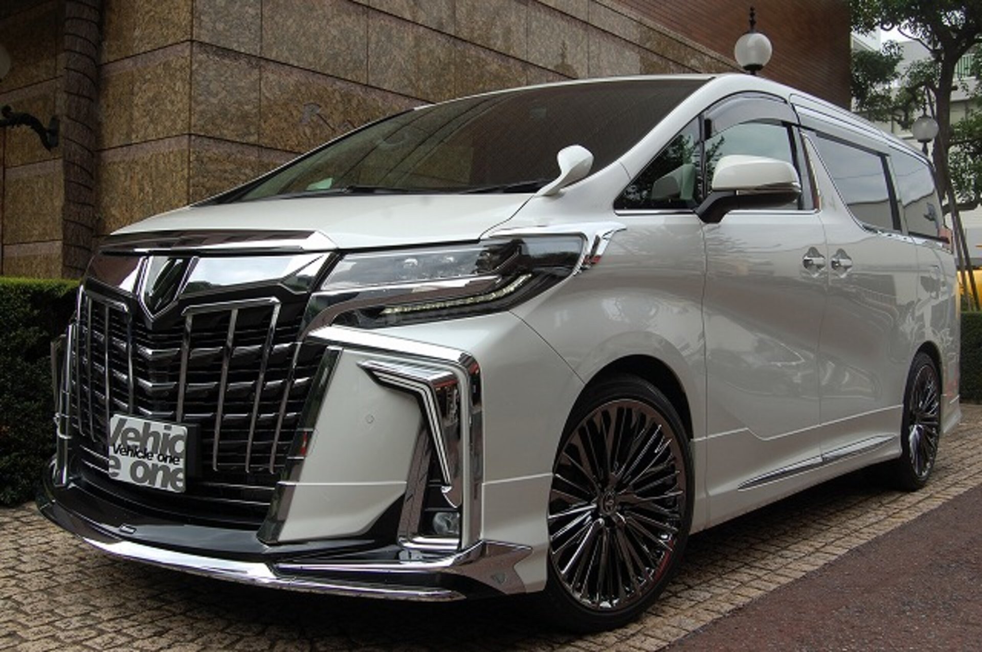 TOYOTA ALPHARD - View 1