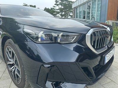 2025 BMW 5 SERIES photo 1