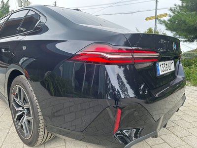 2025 BMW 5 SERIES photo 4