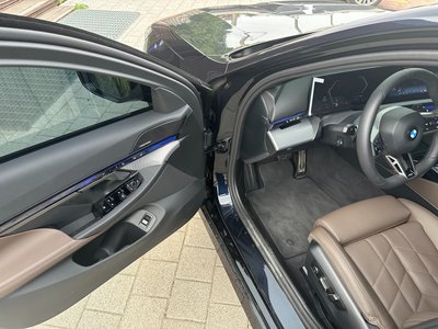 2025 BMW 5 SERIES — миниатюра 11
