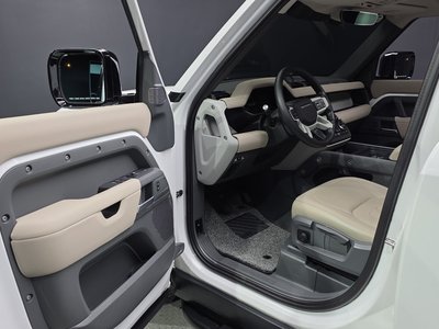 LAND ROVER DEFENDER - 10