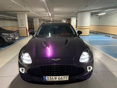 ASTON MARTIN DBX - 4