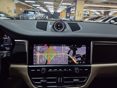 PORSCHE MACAN - 10