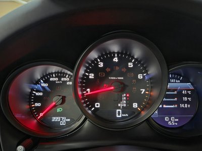 PORSCHE MACAN - 8