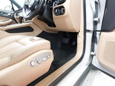 PORSCHE MACAN - 9
