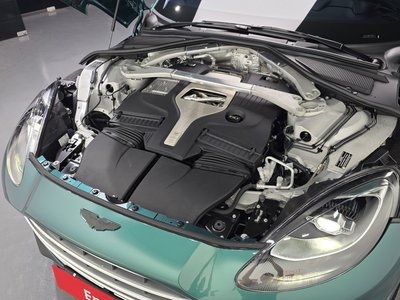 ASTON MARTIN DBX - 7